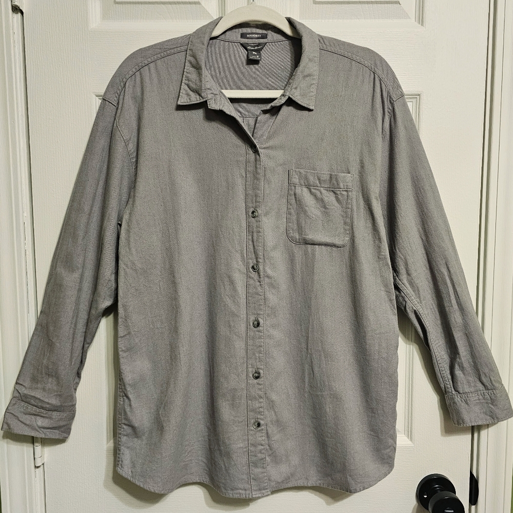 Eddie Bauer Boyfriend Fit Button Down Shirt in Grey. Size: Medium.